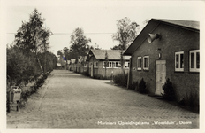 9569 Gezicht op een rij stenen barakken in het Mariniers Opleidingskamp Woestduin (Van Braam Houckgeestkazerne) te Doorn.